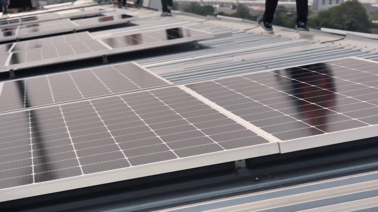 Photovoltaik-Anlage auf einem Dach — Energieberatung von AarPower
