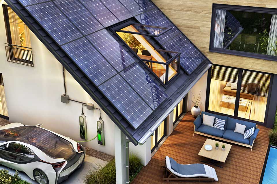 Modernes Haus mit Photovoltaik-Anlage und Ladestation